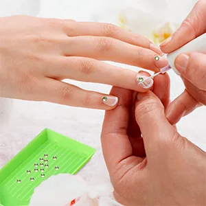 Sorting Trays,100 Pieces Plastic Bead Sorting Trays Diamond Rhinestone Tray Diamond Painting Tray Cross Stitch Nail Art Tray Sorting Storage Plates Tray for Craft and DIY Needs (Green) - Plastic White Triangle Sorting Trays Triangle Beads Plate Painting Pigment Tray Plastic Art Storage