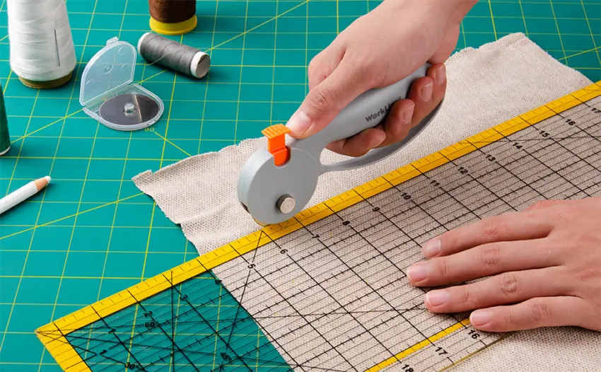 WORKLION 45mm Rotary Cutter for Fabric:Safety Lock with Ergonomic Classic Comfortable Handle Suitable for Crafting Sewing Quilting Crafts Includes Extra 5pcs 45mm Replacement Blade - Quilting Rotary Cutter