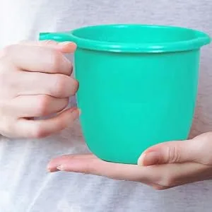 ATCUSA Plastic Mugs for Bathroom Bath Accessory x 1 Mug Bathing Mugs Dabba camping mug, certified bathing water mug - 1.5 litre capacity - Assorted colors - Comfortable Grip mug