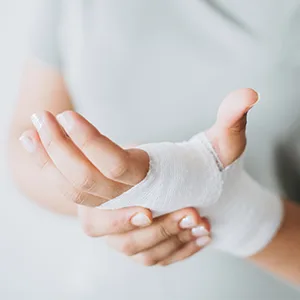 Burnshield Premium Hydrogel Burn Spray 4.5 oz (125 ml) - 2 Count - stock image bandaged hand