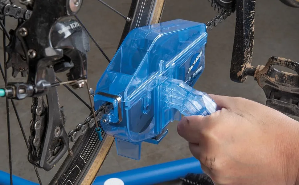 Park Tool Unisex's CG-2.4 - Chain Gang Cleaning System Chaingang, Blue, one - Park Tool chain cleaner scrubbing a mountain bike chain