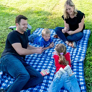BRAWNTIDE Large Outdoor Waterproof Blanket - Quilted, Extra Thick Fleece, Warm, Windproof, Sandproof, Includes Stuff Sack, Shoulder Strap, Ideal for Beaches, Picnics, Camping, Stadiums, Dogs, Car Wine - Brawntide Waterproof Blanket Park Picnic Drinks Festival Machine Washable