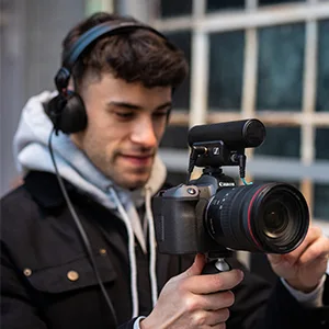 Sennheiser Professional MKE 400 Directional On-Camera Shotgun Microphone with 3.5mm TRS and TRRS Connectors for DSLR, Mirrorless & Mobile , Connects with Auxiliary - MKE 400