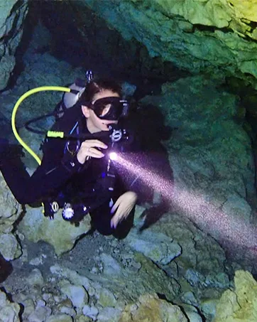 ORCATORCH D550 Scuba Dive Light, 1000 Lumens Super Bright Underwater Diving Flashlight with 3 Modes, IP68 Waterproof Night Dive Torch 150 Meters Submersible Light - ORCATORCH D550