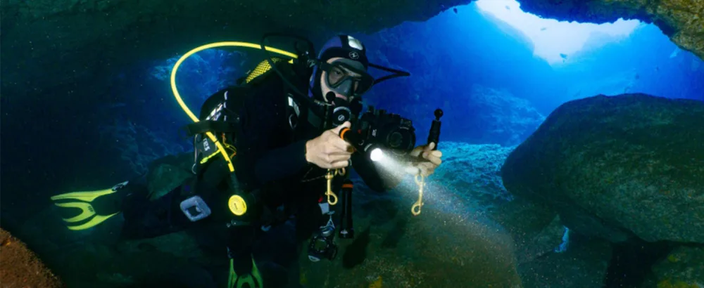 ORCATORCH D710 Scuba Diving Light, 3000 Lumen Super Bright Underwater Flashlight with 6 Degrees Narrow Beam, IP68 Waterproof Night Dive Torch 150 Meters Submersible Light - OrcaTorch D710 Dive Light