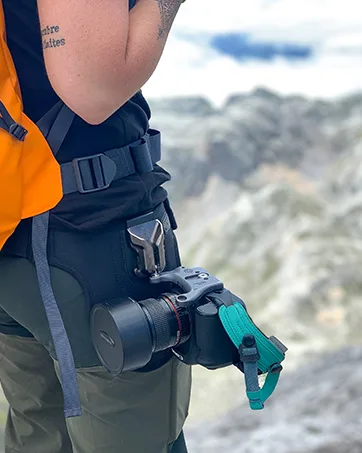 SPIDER HOLSTER  SpiderPro Mirrorless Single Camera System v2 for Carrying ONE Professional Camera and Heavy Gear Featuring Belt with Built-In Self-Locking Camera Holster for Quick-Draw Camera Access Single Mirrorless - Spider Holster Ambassador Photo