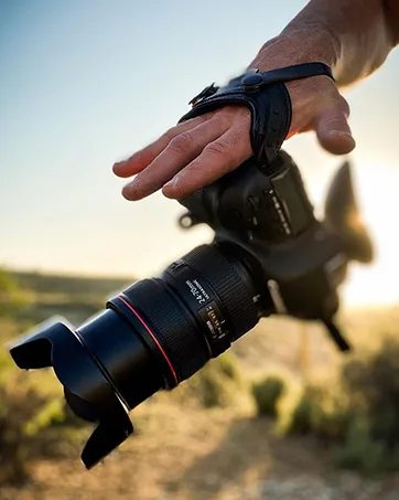 SPIDER HOLSTER  SpiderPro Mirrorless Single Camera System v2 for Carrying ONE Professional Camera and Heavy Gear Featuring Belt with Built-In Self-Locking Camera Holster for Quick-Draw Camera Access Single Mirrorless - Spider Holster Ambassador Photo