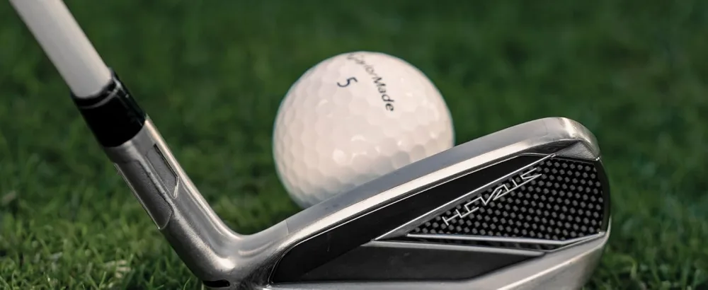 Taylormade Golf Stealth Iron Right Graphite Regular Sand Wedge - Alignment on the ball