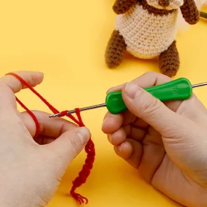 SOCNITC Beginner Crochet Kit Crochet Animal Kit and Knitting Starter Kit with Instruction tutorials and Video tutorials Peasy Yarn Hook Needle Accessories for Beginners and Lovers DIY Fox - Beginner Crochet Kit