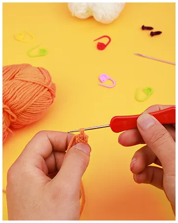 SOCNITC Beginner Crochet Kit Crochet Animal Kit and Knitting Starter Kit with Instruction tutorials and Video tutorials Peasy Yarn Hook Needle Accessories for Beginners and Lovers DIY Fox - Crochet Kit