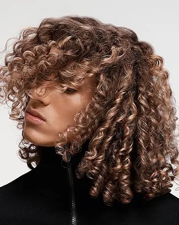 Goldwell Dualsenses Bond Pro Fortifying Conditioner 200 ml 1er Pack - een model met krullend haar dat een zwarte top draagt