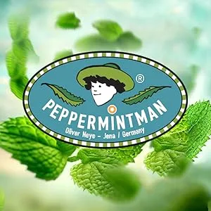PeppermintMan Organic clover seed content 500 g - Peppermintman-logo met een gestileerd gezicht met een hoed, omringd door muntblaadjes. Het ovale logo is blauw met witte tekst en groene accenten.