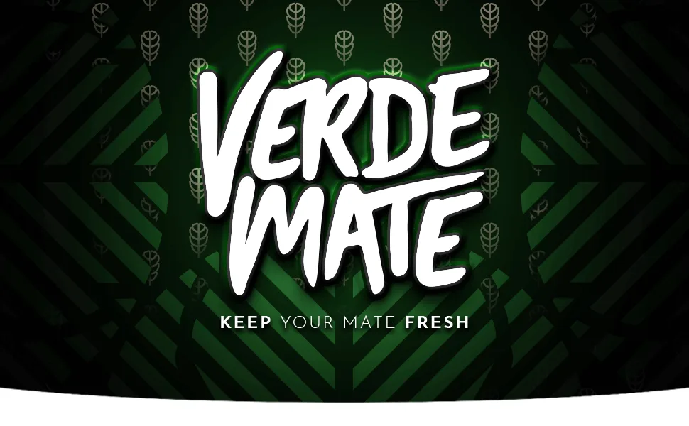 Green Mate Green Organic 05kg - Verde Mate-logo in witte tekst op donkergroene achtergrond met bladpatroon. Onderaan staat de slogan 'KEEP YOUR MATE FRESH'
