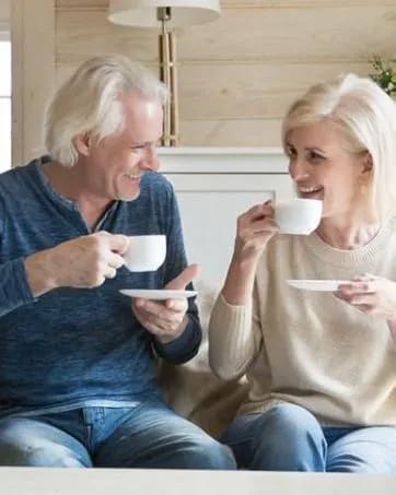 Lean Caffeine Nicaragua Coffee Beans 908g - Meerdere panelen tonen mensen die genieten van drankjes uit bekers terwijl ze op een bank zitten in een lichte, moderne huiskameromgeving.