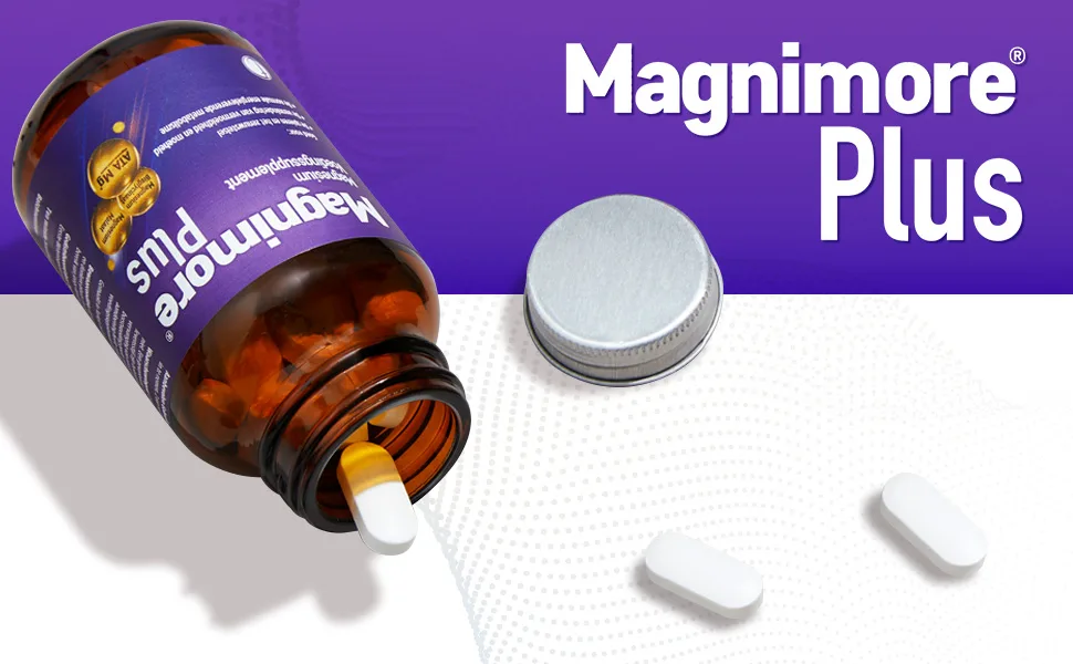  Magnimore Magnimore Plus 120 Triple Magnesium Complex with ATA-Mg Bisglycinate Malate & N-Acetyltaurate For Energy Relaxation & - Le texte indique « Magnimore Plus ». Image du produit montrant des flacons de médicaments bruns et des contenants de pilules argentés et blancs sur fond violet.