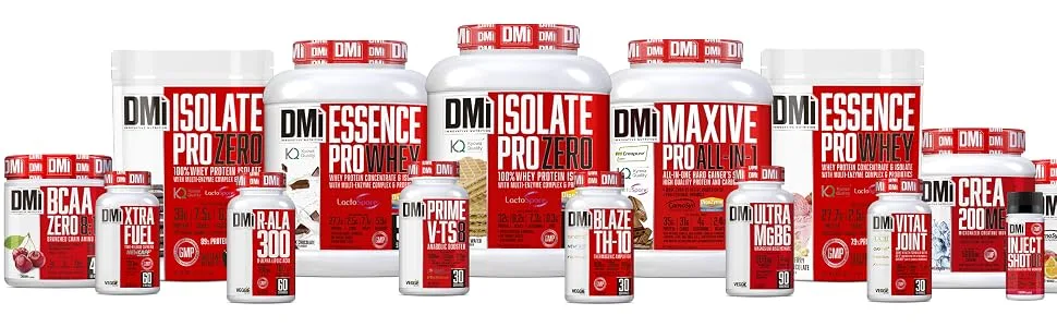  DMI INNOVATIVE NUTRITION DMI Isolate Pro Zero - 100% Whey Protein Isolate with DigeZyme & LactoSpore - 30g Protein 6.8g BCAA No Added Sugars - Recovery & Muscle Development - (1kg - de récipients cylindriques rouges et blancs avec le logo « DMI ». Les conteneurs sont empilés en forme de pyramide sur un fond blanc