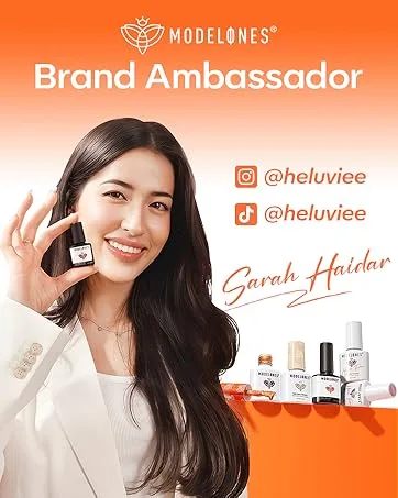  Modelones MODELONES 3D Nail Art Gel Solid Builder Gel Multifunctional Sculpting Nail Glue for Rhinestone Glue 3D Nails Nail Art - Le texte indique « Ambassadeur de la marque », « MODELONES », « @hekuviee ». Bannière marketing dans une palette de couleurs corail/orange présentant des produits de beauté.