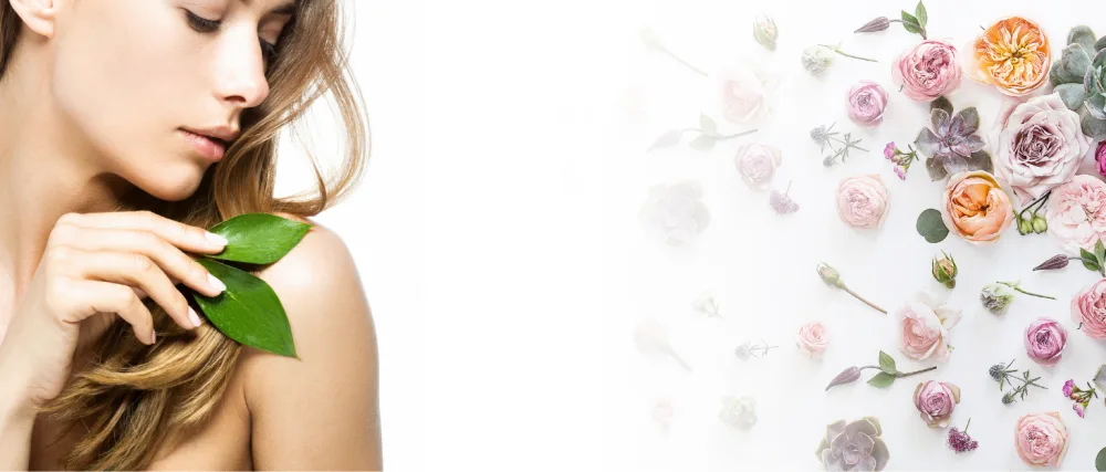  Helan Helan Moisturizing Cleansing Milk for Face Line 2-50 ml - Composition d'image divisée : concept de beauté naturelle avec feuille verte sur le côté gauche, arrangement délicat de roses roses et pêche avec eucalyptus à droite.