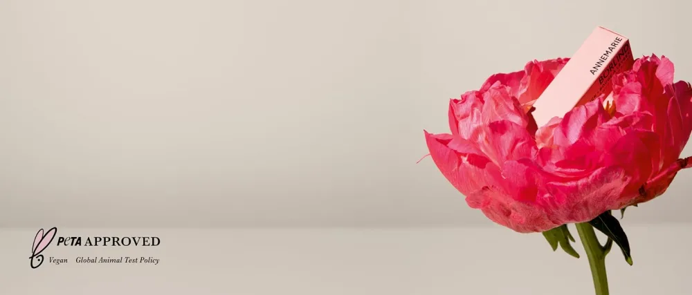 Delicate Epilator Armpits Proteins - Gros plan d'une fleur de pivoine rose vif avec des pétales superposés. Une étiquette blanche avec du texte est visible au premier plan