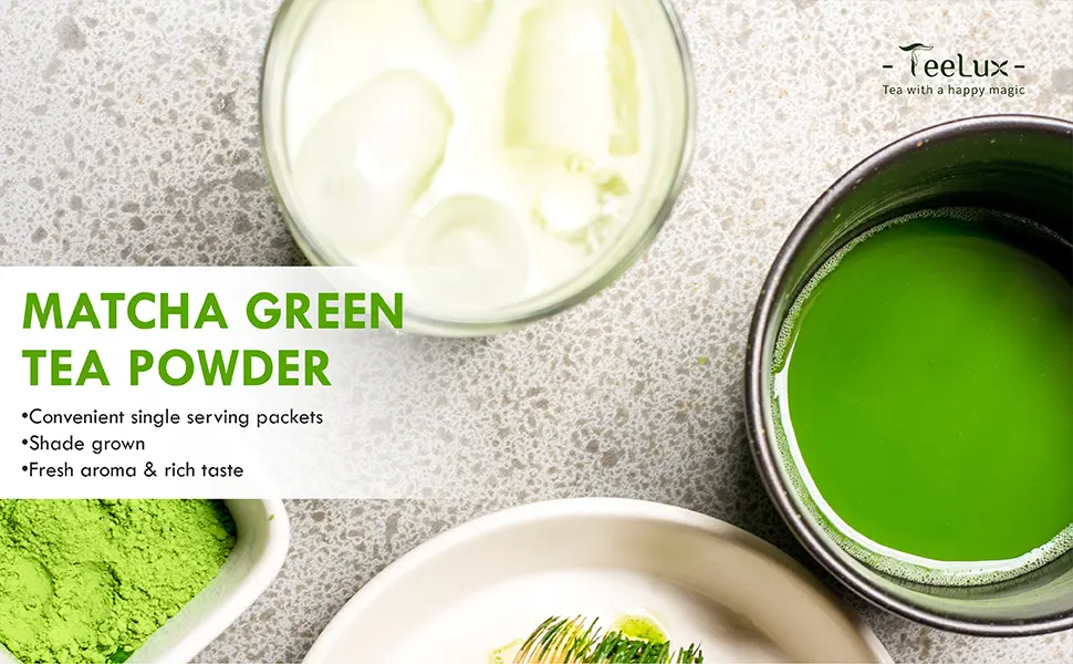  TeeLux TeeLux Matcha Green Tea Powder 50 Single-Serve Sticks Vegan Instant Sachets Vibrant Culinary Quality - Poudre de thé vert matcha présentée dans un bol blanc à côté d'un verre de matcha préparé et d'une boîte de poudre de marque Teelux. Informations sur le produit visibles sur l'emballage.