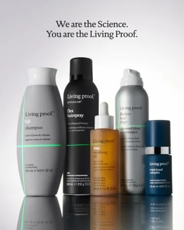 Living Proof Shampooing Curl Format voyage 100 ml - Le texte se lit comme suit : « Nous sommes la science. Tu en es la preuve vivante. » Photographie de produit de flacons de soins de la peau minimalistes dans les tons gris, noir et bleu sur fond blanc.