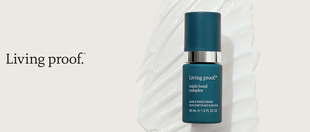 Living Proof Shampooing Curl Format voyage 100 ml - Le texte se lit comme suit : « Une preuve vivante ». Produit en flacon cylindrique bleu sur fond beige avec verre en diagonale ou effet de superposition transparent.