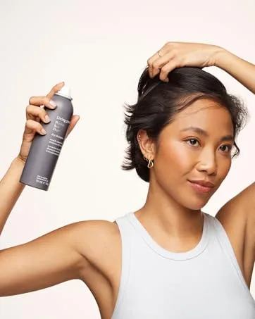 Living Proof Shampooing Curl Format voyage 100 ml - Série de photos de démonstration de produits montrant l'application d'un contenant de produit de couleur grise en cours d'utilisation sur fond blanc.