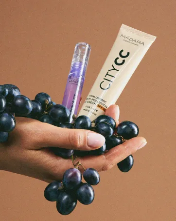  M DARA M DARA ORGANIC Time Miracle Age Defence Day Cream 50 Ml Health & Personal Care - Plusieurs flacons ou contenants de produits exposés contre des objets sphériques foncés sur fond beige. L'emballage du produit semble comporter des étiquettes portant la mention « CIT ».