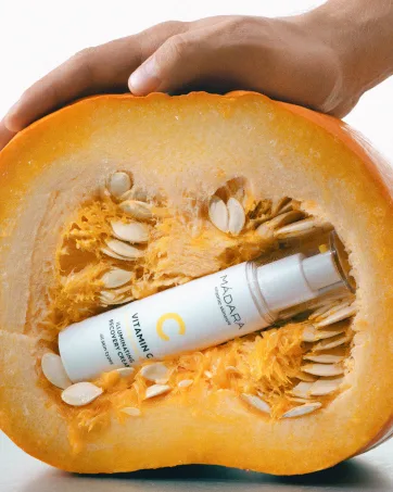  M DARA M DARA ORGANIC Time Miracle Age Defence Day Cream 50 Ml Health & Personal Care - Séquence montrant un dispositif cylindrique inséré dans de la chair de citrouille crue, des graines de citrouille étant visibles dans la cavité.