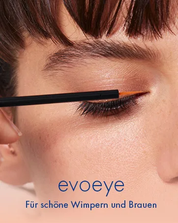  EVOBEAUT evoeye Eyebrow Formula 2.0 Serum for Thicker Eyebrows in 8 to 12 Weeks 6ml | Eyebrow Serum with Natural Booster - Le texte indique « evoeye » et « Für schöne Wimpern und Brauen ». Séquence rapprochée montrant l'application de mascara ou de maquillage pour les yeux.