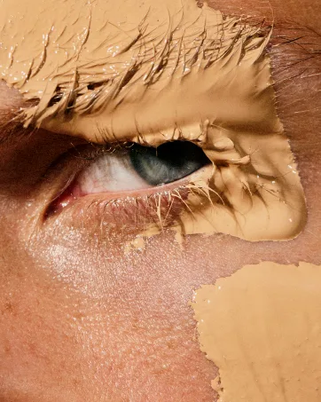 M DARA MADARA THE CONCEALER CORRECTEUR LUMINOUS 40 GOLDEN HOUR 1UN - Séquence rapprochée montrant l'application et le mélange d'un fond de teint ou d'un correcteur sur la texture de la peau.