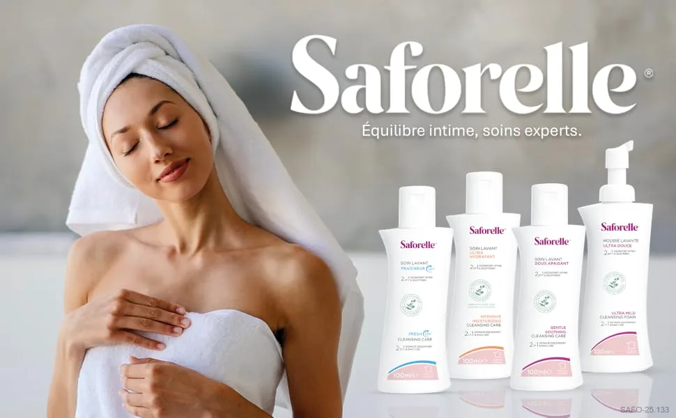 Saforelle Saforelle Ultra Moisturising Cleansing Care Eco-Refill Special Dryness 400 ml - Le texte se lit comme suit : « Saforelle » et « Equilibre intime, notre expertise ». Publicité montrant quatre bouteilles de produits blanches avec des accents roses. Espace spa sur le thème du bien-être.
