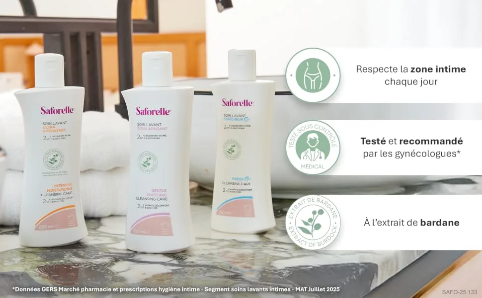  Saforelle Saforelle Ultra Moisturising Cleansing Care Eco-Refill Special Dryness 400 ml - Présentoir de produits composé de flacons de cosmétiques ou de soins personnels blancs avec des accents roses, disposés sur une surface blanche. Des icônes circulaires vertes visibles indiquent les caractéristiques du produit.