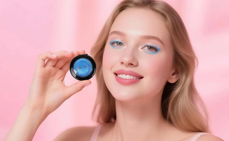  LOPHE LOPHE Eyeshadow Highlighter Glitter Shimmer Eyeshadow Waterproof Long Lasting Highly Pigmented Fine Texture 8 Dark Blue - Séquence d'application d'un produit de beauté montrant un produit cosmétique de couleur bleue appliqué sur la peau sur fond rose.