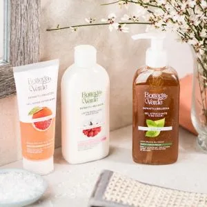  Bottega Verde Micellar water - face eyes lips - Peach and apricot - strucca cleanses illuminates - normal skin - Bottega Vert