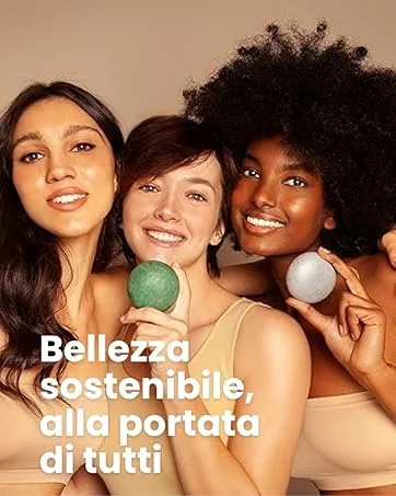  ENOOSO Enooso - Waterproof Face & Eye Makeup Remover Butter Immediate Relief & Antioxidant Moisturizing Solid Conditioner with Bakuchiol Vitamin E Moringa Oil & Coconut Skins - Le texte se lit comme suit : « Bellezza sostenibile, alla portata di tutti ». Série d'images promotionnelles de produits de beauté montrant des articles de soin de la peau sur fond beige chaud.