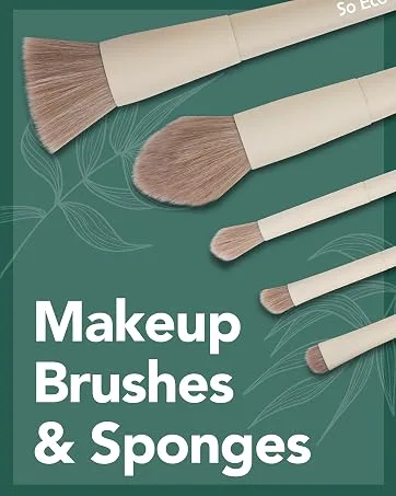  So Eco So Eco Eyebrow Set - Le texte indique « Pinceaux et éponges de maquillage ». Images rapprochées de pinceaux de maquillage à manche en bois disposés sur une surface texturée verte.