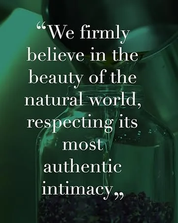  Helan REDENSIFYING LIFTING CREAM MASK - Image teintée de vert avec superposition de texte blanc. Citation sur la croyance en la beauté de la nature et le respect de son authenticité.