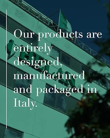  Helan Pink red lipstick pencils - Texte superposé sur une image architecturale teintée de vert indiquant que les produits sont conçus, fabriqués et emballés en Italie.