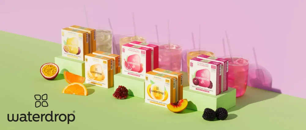  waterdrop MICRODRINK Waterdrop Microdrink Lemonade: Lemon 12 drops sugar-free drink powder fruity flavor fruit and p extracts - Collection de boîtes transparentes avec des accents orange et rose disposés sur un fond rose et vert avec le logo Waterdrop