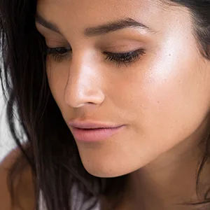 Ere Perez - Natural Vanilla Highlighter | Vegan  Cruelty-Free  Clean Beauty (Falling Star) - model