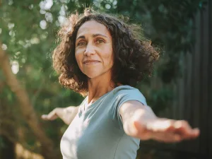 DOCTORS' PREFERRED Berberine with Cinnamon and Chromium GlucoGold Advanced 1000mg 90 Tablets - Woman outdoors balancing while doing yoga