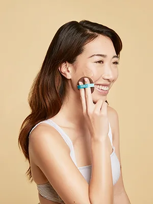 COOLA Organic Sunless Self Tanner Face Compact  Dermatologist Tested Anti-Aging Skin Care  Vegan and Non-GMO  Pi a Colada  0.4 Fl Oz - model using the coola sunless tan lumiizing face compact