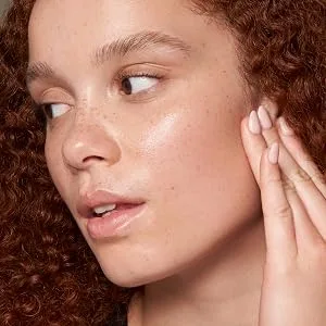 COVER FX Mattifying Drops  Shine Control Serum  Pore Minimizer for Face - Model wearing mattifying booster drops to tackle shine and oily skin