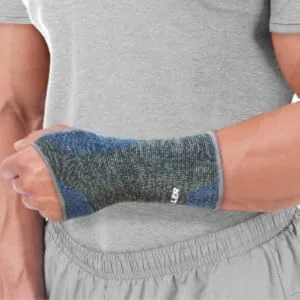 Mueller 4-Way Stretch Black & Blue Premium Knit Ankle Support with Thermo Reactive Technology Medium/Large - Mueller