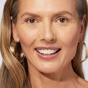 LAURA GELLER NEW YORK Timeless Skin Cream Compact Foundation  Medium to Full Coverage Medium 230 230 Medium - Model Shot Beige