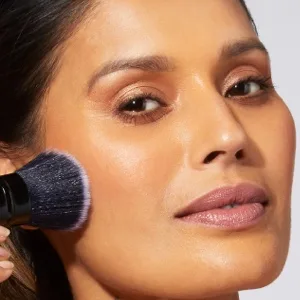 LAURA GELLER NEW YORK Baked Blurring + Setting Powder  Translucent Makeup Setting Powder For Soft-Focus Finish Minimize Fine Lines and Pores  Tan/Deep - Model Application