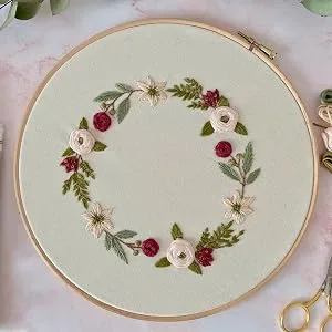 ONESHAW Embroidery Kit 141 Pcs 100 Colors Threads 6 Pcs Embroidery Hoops 2 Pcs Aida Cloth 9 Sewing Pins Cross Stitch Tools and Embroidery Starter Kit for Adults and Kids Beginners 141pcs embroidery kits - Embroidery flower