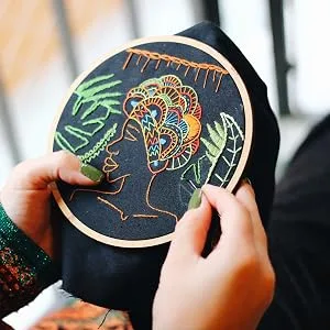 ONESHAW Embroidery Kit 141 Pcs 100 Colors Threads 6 Pcs Embroidery Hoops 2 Pcs Aida Cloth 9 Sewing Pins Cross Stitch Tools and Embroidery Starter Kit for Adults and Kids Beginners 141pcs embroidery kits - Embroidery scene