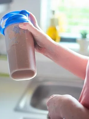 Nutricost Whey Protein Isolate (Chocolate Peanut Butter  5 Pound) Protein Powder Choc Peanut Butter 5 Pound (Pack of 1) - Mixing Whey in shaker bottle